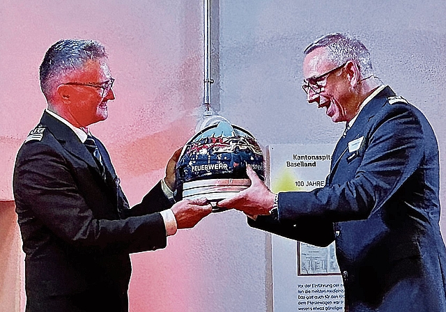 Der Chef Rettung BS Dominik Walliser (rechts) übergibt dem abtretenden Feuerwehr-Inspektor Werner Stampfli einen speziellen Helm.Fotos: E. Bachmann