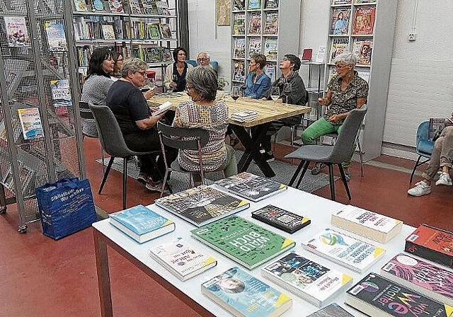 Ausklang der Frauenvereinswoche in der Gemeindebibliothek mit Lesen, Gesprächen und Verpflegung.