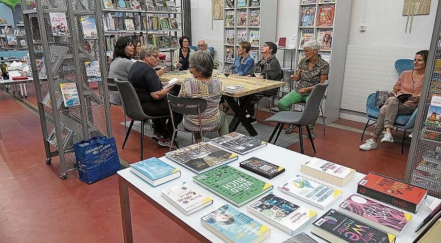 Ausklang der Frauenvereinswoche in der Gemeindebibliothek mit Lesen, Gesprächen und Verpflegung.