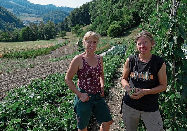 Marianne Lerch (l.) und Seraina Sprecher bewirtschaften den Gemüsegarten.

