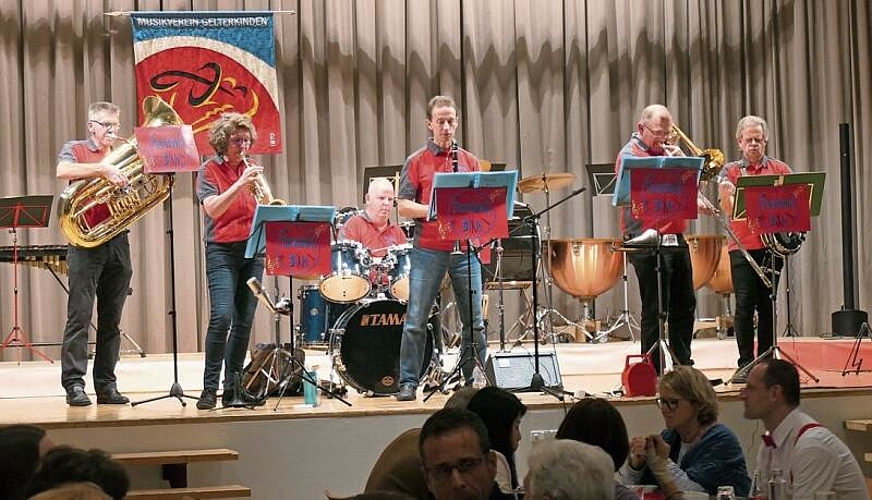 Aus den Reihen des Musikvereins entstand die Band Farnsburg Dixie, die zum Nachtessen aufspielte.