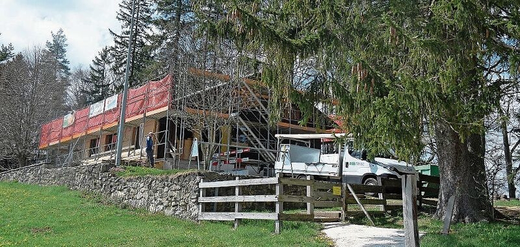An der vollständig eingerüsteten Hütte wird mit Volldampf gearbeitet.
