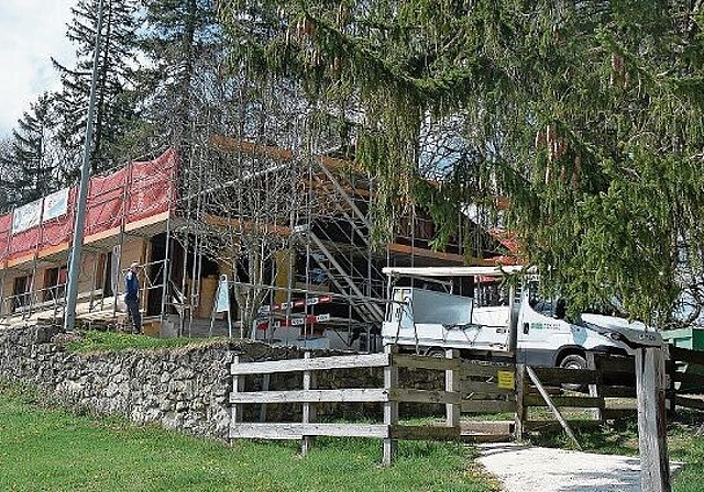 An der vollständig eingerüsteten Hütte wird mit Volldampf gearbeitet.
