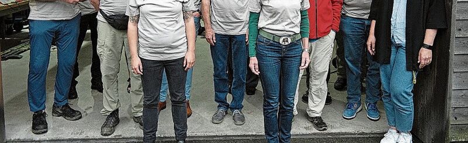 Von rechts nach links: Rebekka Ebneter, Ökozentrum Kommunikation; Walter Steinmann, Präsident Stiftungsrat der Trägerstifung Ökozentrum; Köbi Gantenbein, Mitinitiator «Klimaspuren» und Herausgeber von «Hochparterre»; Maya Graf, Ständerätin; Hans Weber, Gemeinderat Langenbruck; Hector Herzig. Gemeindepräsident Langenbruck; Linda Jucker, stellvertretende Geschäftsführerin Ökozentrum und ganz links aussen Dominik Siegrist, Mitinitiator «Klimaspuren», Dozent an der Fachhochschule Ost.Fotos: E. Gysin
