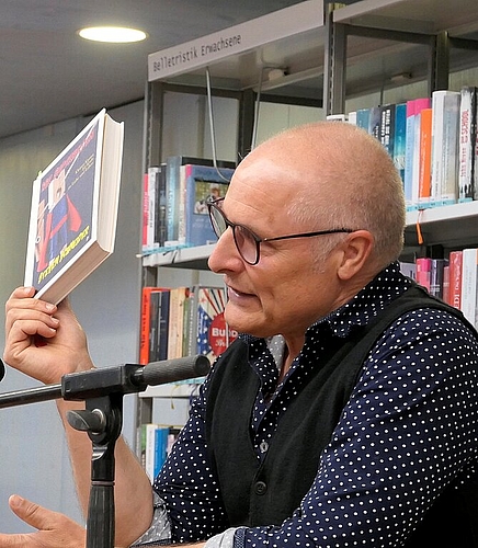 Nachdenklichkeit und Heiterkeit verbreitete der Autor Steven Schneider mit der Lesung aus seinem Buch.