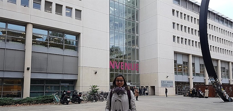 Reyhan Zetler vor dem «Uni Mail»-Gebäude. Foto: zVg