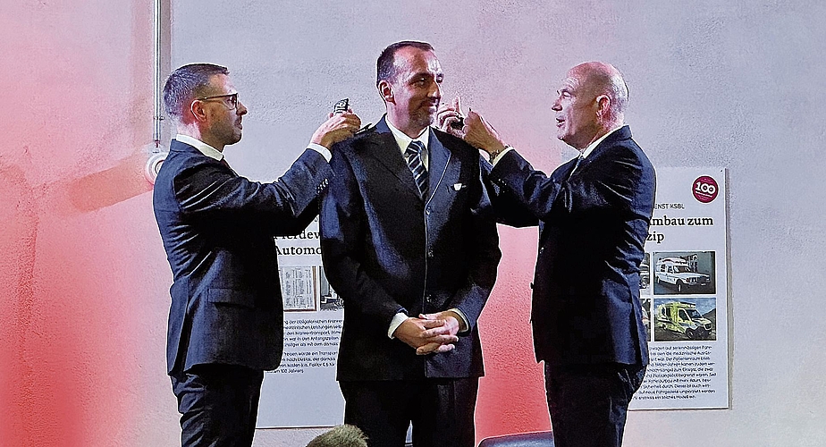Simon Hürlimann und Anton Lauber befördern Daniel Weisskopf zum Nachfolger als Feuerwehrinspektor. Simon Hürlimann und Anton Lauber befördern Daniel Weisskopf zum Nachfolger als Feuerwehrinspektor.
