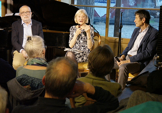 Rolf Soiron, Susanne Leutenegger Oberholzer und Moderator Ueli Mäder (v.l.). Foto: E. Gysin