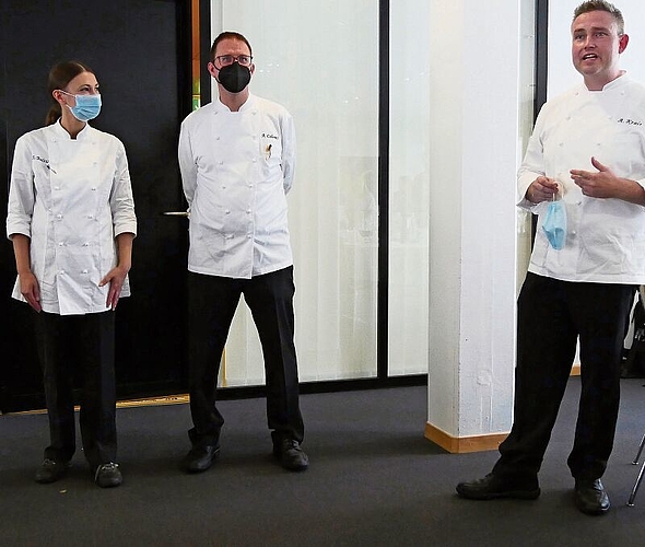 Küchenchef Andreas Krais bedankt sich bei Anna Baltic, Alexandre Colomb und seinen Gästen.
