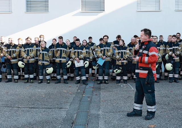 Hauptmann Daniel Spiess begrüsst beim Hauptverlesen seine Mannschaft an der diesjährigen Hauptübung. Fotos: B. Eglin