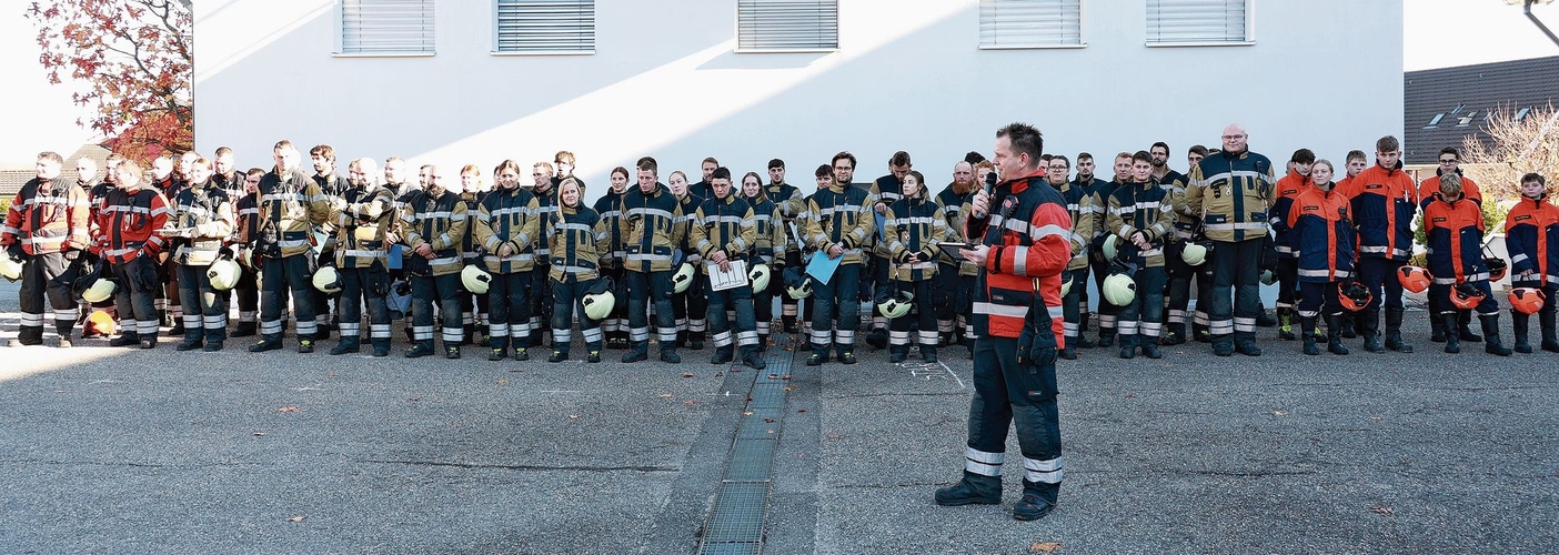 Hauptmann Daniel Spiess begrüsst beim Hauptverlesen seine Mannschaft an der diesjährigen Hauptübung. Fotos: B. Eglin