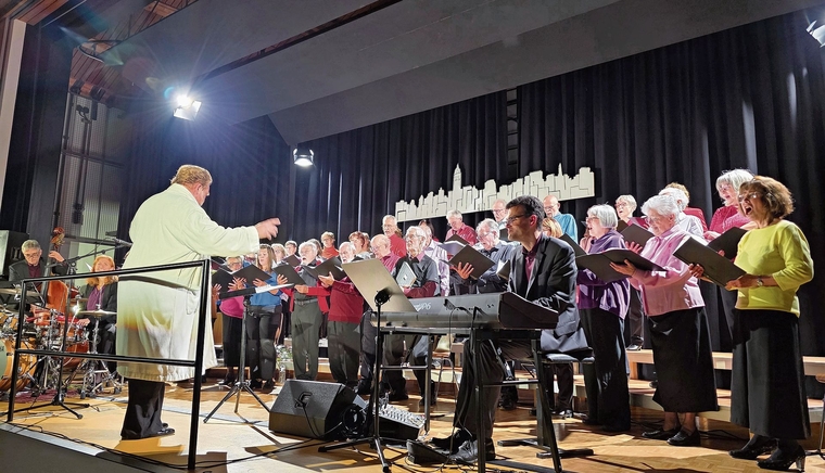 Der Leiter des gemischten Chors Markus J. Frey beim kurzen Auftritt im Bademantel ... wie Udo Jürgens selig. Foto: U. Roth