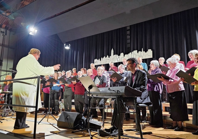 Der Leiter des gemischten Chors Markus J. Frey beim kurzen Auftritt im Bademantel ... wie Udo Jürgens selig. Foto: U. Roth