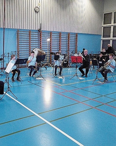 Die beiden Beginnersbands Waldenbur-gertal (l. in blauen T-Shirts) und Foiflibertal (r.) bereiten sich auf ihre Auftritte vor.