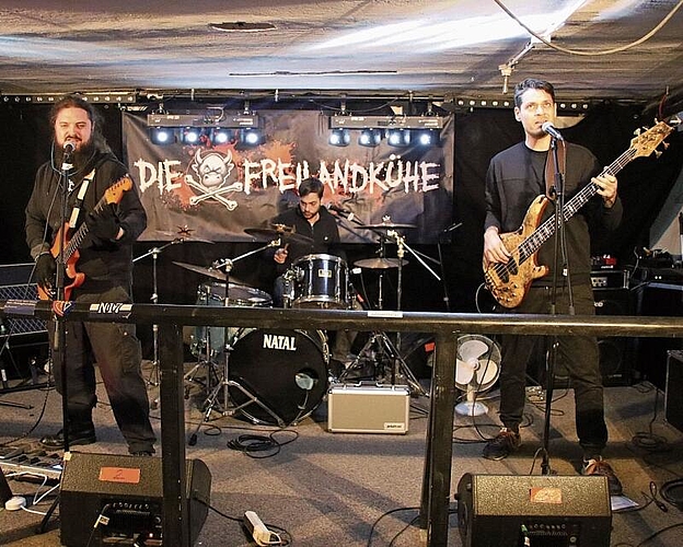 Punkrock im Ziegelhof-Areal: «Die Freilandkühe» liessen es krachen.