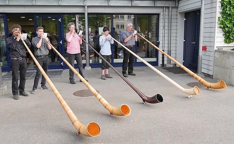 Alphorn-Ensemble am Sommerkonzert.
