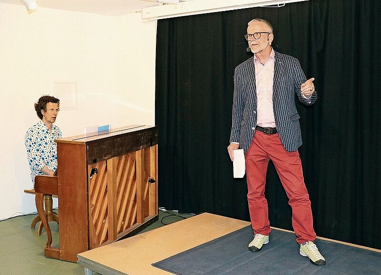 Pianist Michael Giertz reagierte musikalisch und mit seiner Mimik auf die Performance von Gerold Ehrsam.Foto: M. Schaffner