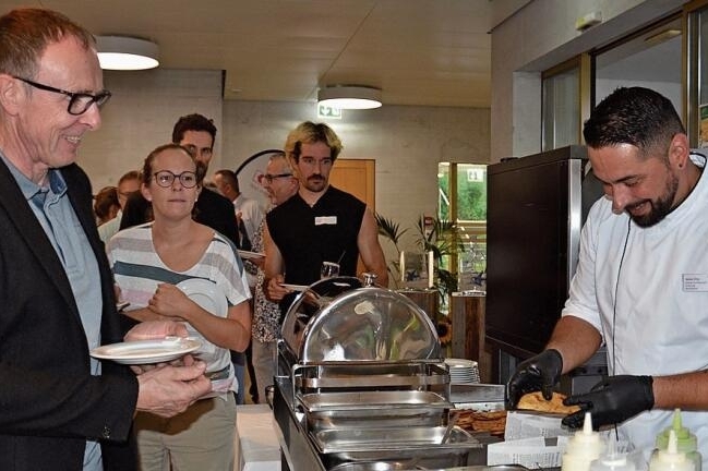 Lange Warteschlange am Buffet. Küchenchef Sancar Dinç (rechts) und sein Team verwöhnten die Gäste mit mexikanischen Köstlichkeiten. Fotos: B. Reinhard