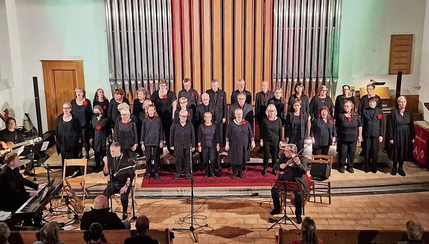 Der Gospelchor «In His Hands» wurde begleitet von Adam Taubitz mit der Geige (r.), die Musiker (v. l.): Felix Klaus, Bass, Alex Wäber, Schlagzeug, Costi Topalidis, Gesang und Saxofone und der Chorleiter Christer Løvold am Klavier. Fotos: U. Roth