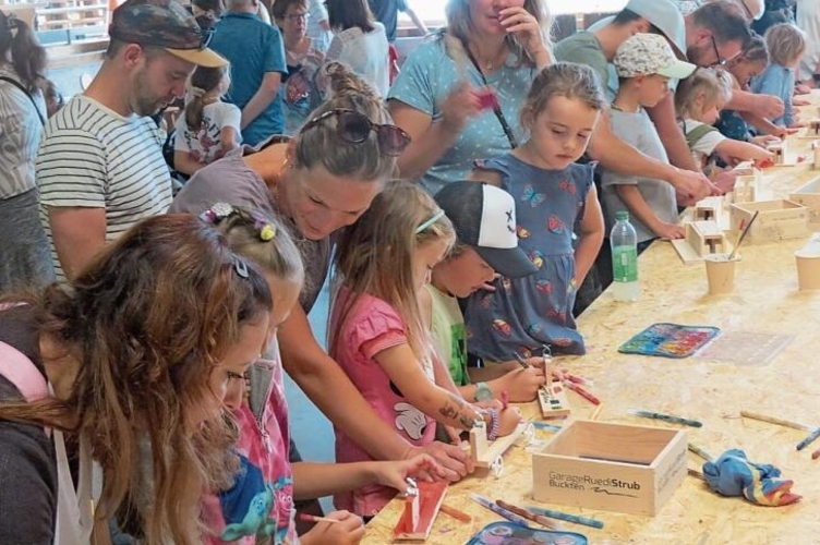 Für die Kleinen war das Dietisbergfest ein Bastel-Eldorado. Fotos: S. van Riemsdijk
