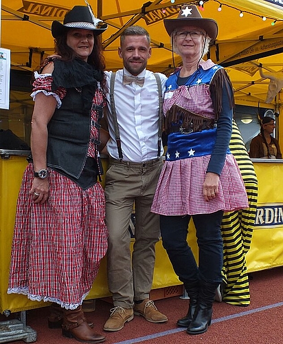 Lehrer David Buser mit zwei rassigen Cowgirls, Daniela Witschi Leiterin Schule, Evelyne Bauer Institutionsleiterin v.l.
