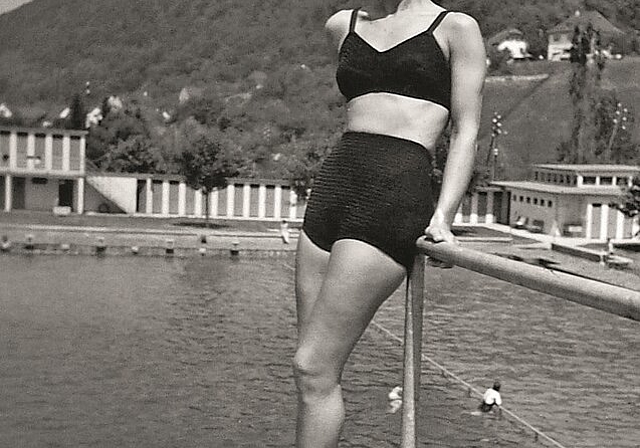 Ein Modell präsentiert Hanro-Bademode im Gitterlibad. Foto: zVg/Hanro-Sammlung
