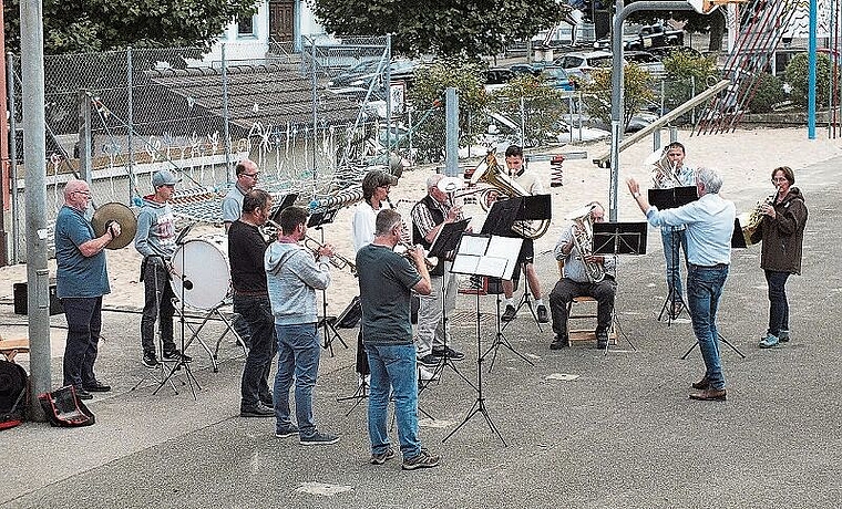 Vor der «Gmeini» spielte der Musikverein Waldenburg.Foto: W. Wenger