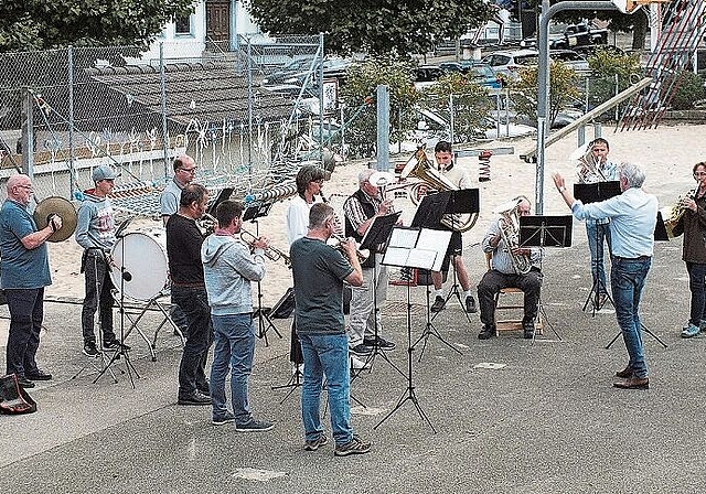 Vor der «Gmeini» spielte der Musikverein Waldenburg.Foto: W. Wenger