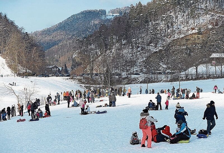 Erste Erfahrungen im Schnee, ein Paradies für Eltern mit Kleinkindern.Fotos: E. Gysin