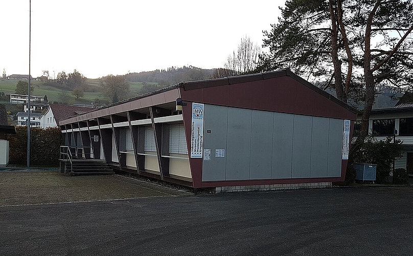 Die Gemeinde Niederdorf hat dem Förderverein den ehemaligen Schulhauspavillon als Ausstellungsraum zur Verfügung gestellt.
