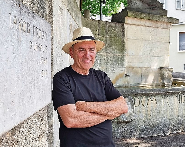 Der Probst-Forscher Tomas Lochman vor dem Wehrmannsdenkmal in Liestal.Foto: L. Degen