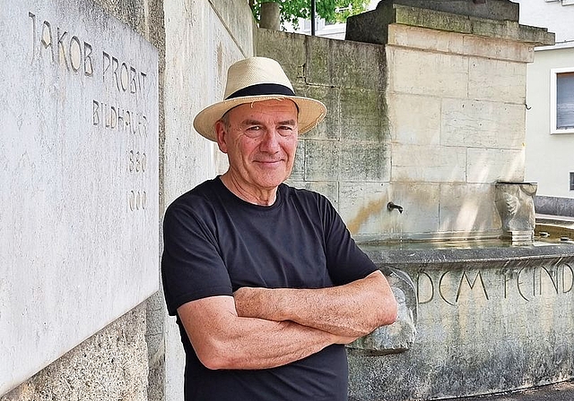 Der Probst-Forscher Tomas Lochman vor dem Wehrmannsdenkmal in Liestal.Foto: L. Degen