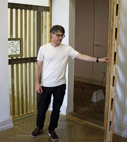 Kurator Michael Babics öffnet die imaginären Schlosspforten zur Ausstellung. 