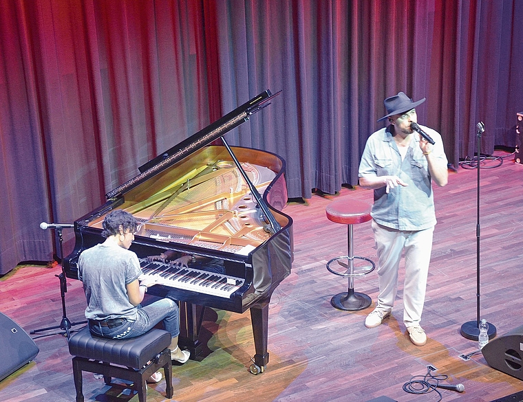 Max Mutzke und die Pianistin Marialy Pacheco boten ein inspirierendes Konzert mit autobiografischen Intermezzos.Foto: S. van Riemsdijk