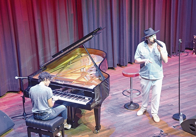 Max Mutzke und die Pianistin Marialy Pacheco boten ein inspirierendes Konzert mit autobiografischen Intermezzos.Foto: S. van Riemsdijk
