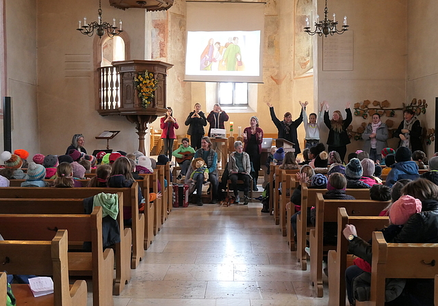 Das Organisationsteam vermittelt gemeinsame Lieder, Gebete und die Ostergeschichte. Foto: U. Handschin