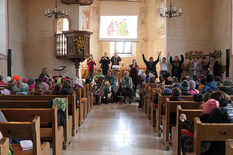 Das Organisationsteam vermittelt gemeinsame Lieder, Gebete und die Ostergeschichte. Foto: U. Handschin