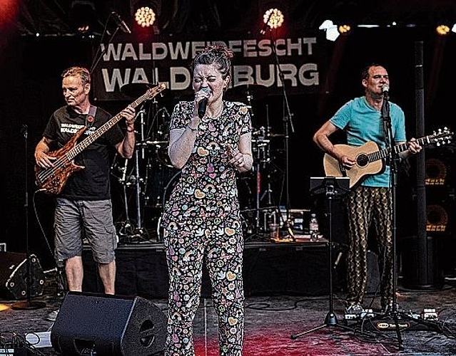 «We Two» in Aktion mit OK-Mitglied Tomi Hafner am Bass (links).