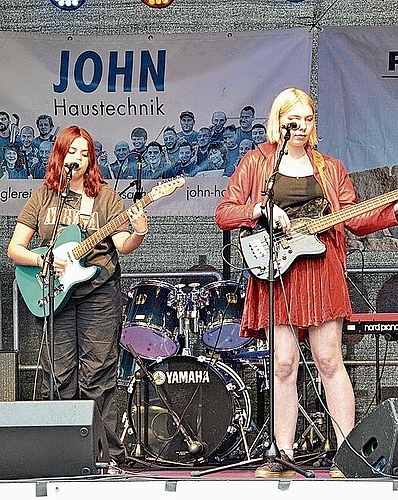 Hailey Keller und Arven Neuhaus eröffneten das Festival mit teils eigenen Songs.