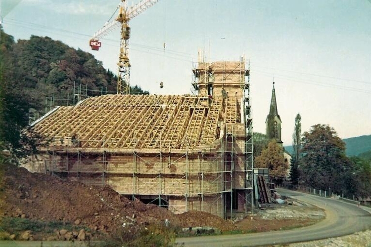 Die Kirche im Bau mit der alten Kirche im Hintergrund.Fotos: zVg