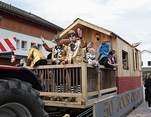 Die «Ochsespueler» aus Niederdorf grüssen vom Balkon.