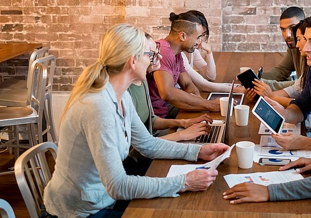 Der Dialog mit jungen Menschen ist für Unternehmen wie die Basellandschaftliche Kantonalbank wertvoll – bald hoffentlich wieder physisch (wie auf dem Symbolbild) statt nur online. Foto: zVg