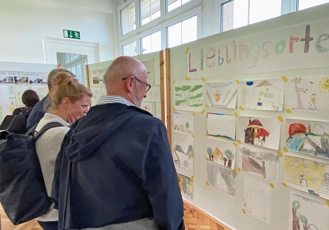 Die von der Primarschule präsentierten Denkmaltage-Arbeiten stiessen auf grosses Interesse. Fotos: W. Wenger