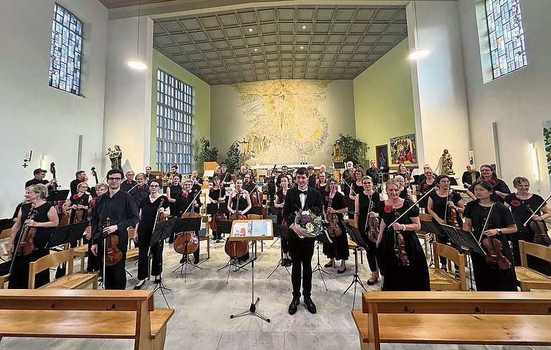Das Orchester Gelterkinden mit Violinist Silvan Irniger und Dirigent Raphael Ilg.