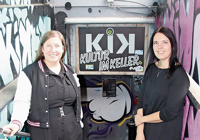 Hier geht es in den Keller: Leontien Mahler und Sarah Schmid vor dem Eingang zum «KiK».Foto: M. Schaffner