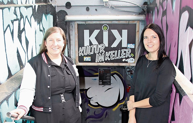 Hier geht es in den Keller: Leontien Mahler und Sarah Schmid vor dem Eingang zum «KiK».Foto: M. Schaffner