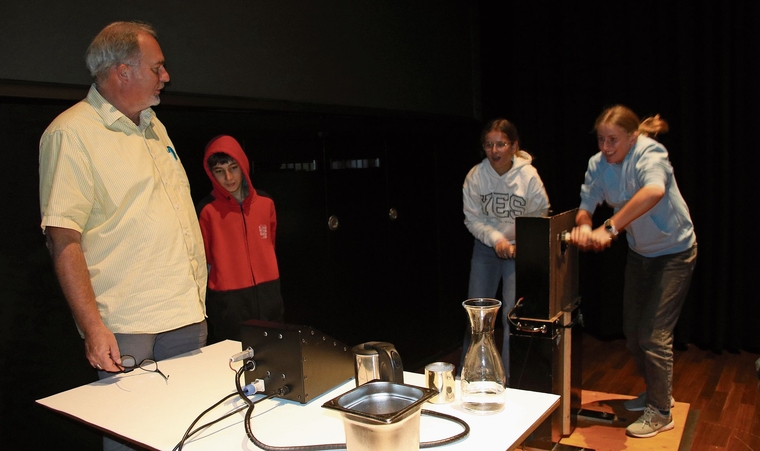 Körpereinsatz im EBL-«Elefantehuus»: Zwei Schülerinnen erzeugen Strom mit einer Kurbel und versuchen eine Tasse Wasser zum Kochen zu bringen. Das «Elefantehuus» heisst übrigens so, weil dort früher riesige Generatoren untergebracht waren. Fot