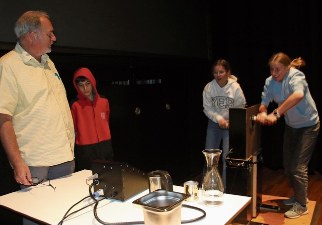 Körpereinsatz im EBL-«Elefantehuus»: Zwei Schülerinnen erzeugen Strom mit einer Kurbel und versuchen eine Tasse Wasser zum Kochen zu bringen. Das «Elefantehuus» heisst übrigens so, weil dort früher riesige Generatoren untergebracht waren. Fot