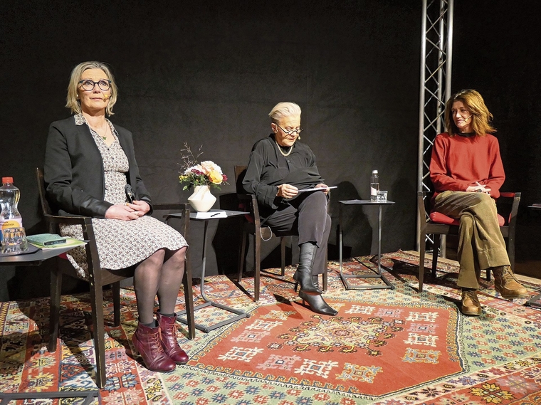 Auf dem Podium im Cheesmeyer sprachen Maya Graf, Cornelia Kazisund Sängerin Sina (v. l.). Foto: U. Handschin