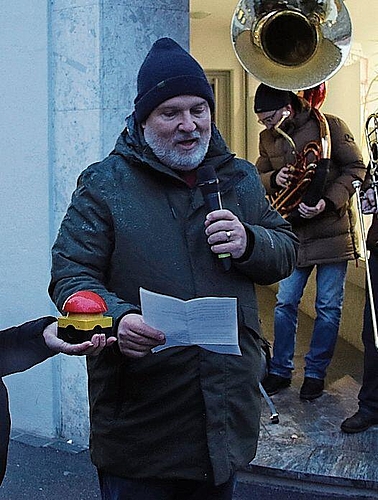 Bürgerrat Domenic Schneider konnte es kaum erwarten, den roten Knopf zu drücken, um die Beleuchtung einzuschalten.